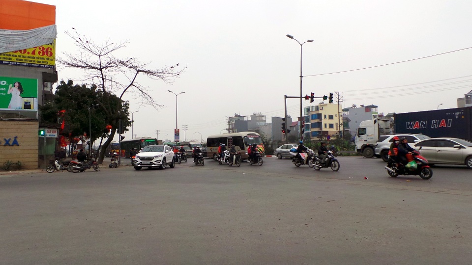 Bến xe, đường phố Hà Nội “hạ nhiệt” ngày 29 Tết - 11 Đường Quốc lộ 5, đoạn qua lối vào khu đô thị Đặng Xá.