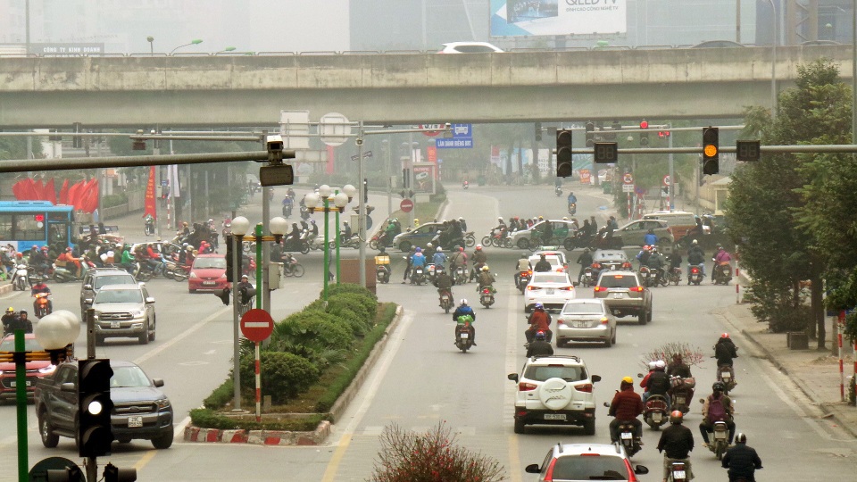 Bến xe, đường phố Hà Nội “hạ nhiệt” ngày 29 Tết - 2 Tại ngã tư Lê Văn Lương - Khuất Duy Tiến - Tố Hữu, ngày thường, các phương tiện phải chờ vài nhịp đèn tín hiệu giao thông mới có thể vượt qua. Sáng 14/2, tức ngày 29 Tết, giao thông qua nút giao này khá thông thoáng.