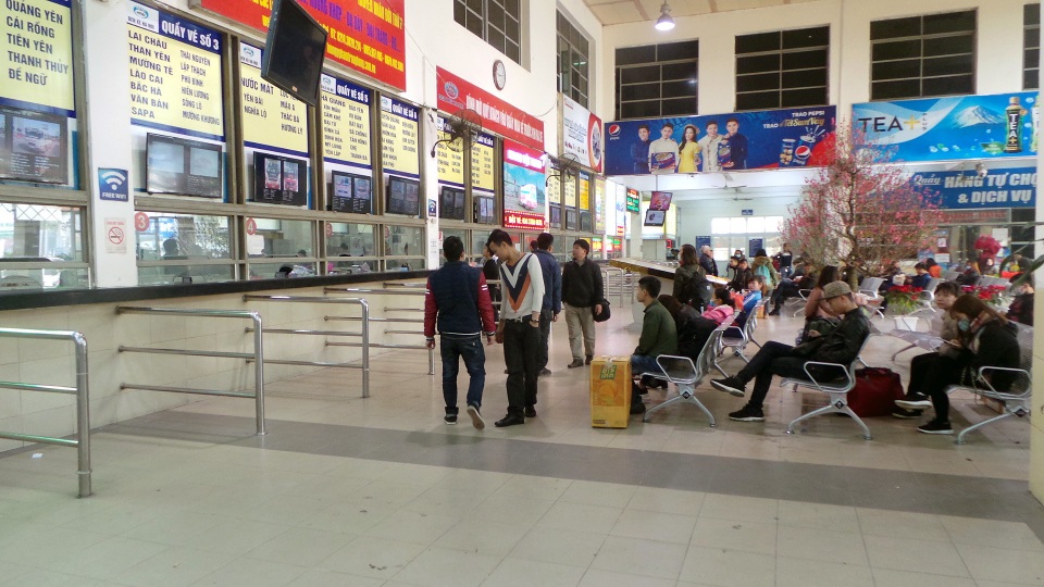 Bến xe, đường phố Hà Nội “hạ nhiệt” ngày 29 Tết - 3 Bên trong bến xe Mỹ Đình, số hành khách ngồi chờ không nhiều, các quầy vé vắng vẻ.