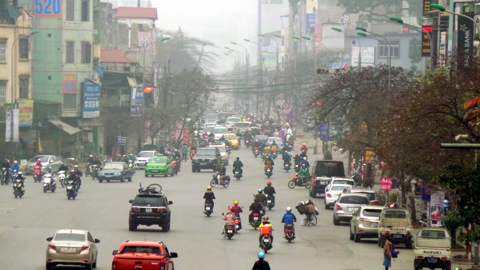 Bến xe, đường phố Hà Nội “hạ nhiệt” ngày 29 Tết - 6 Nút thắt cổ chai trên đường Trường Chinh, lượng phương tiện khá đông nhưng không xảy ra ùn tắc.
