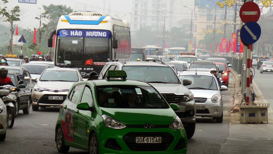 Bến xe, đường phố Hà Nội “hạ nhiệt” ngày 29 Tết - 9 Nút giao Giải Phóng - Pháp Vân, đường khá đông nhưng các phương tiện vẫn có thể lưu thông bình thường.