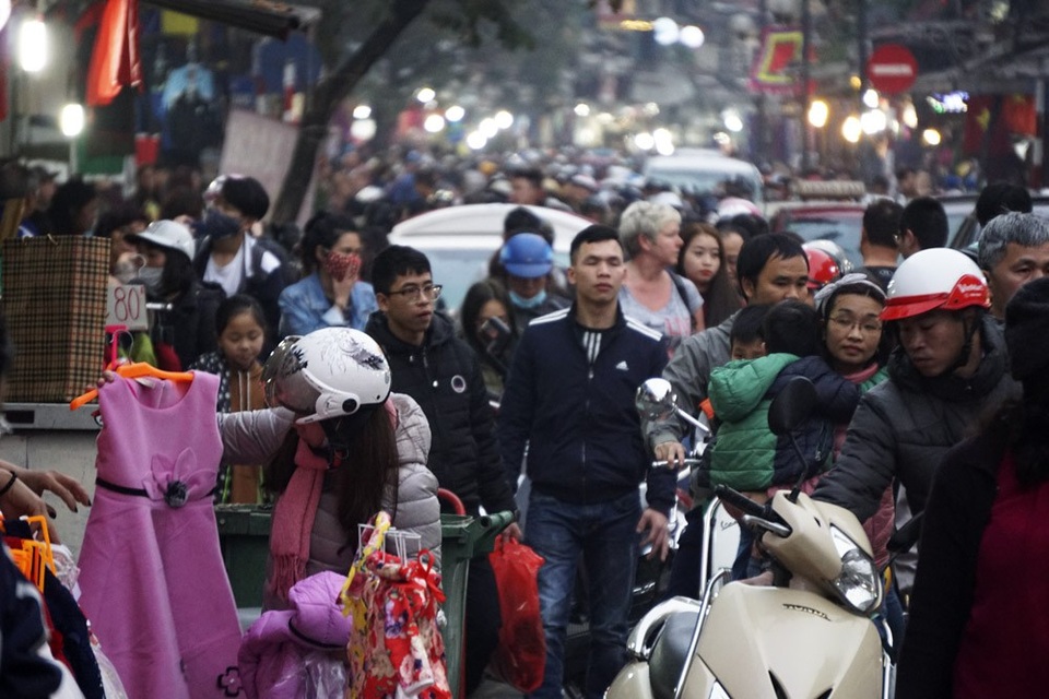 Phố Hàng Đào đông đúc vào lúc 18h ngày 29 tết (14/2/2018).