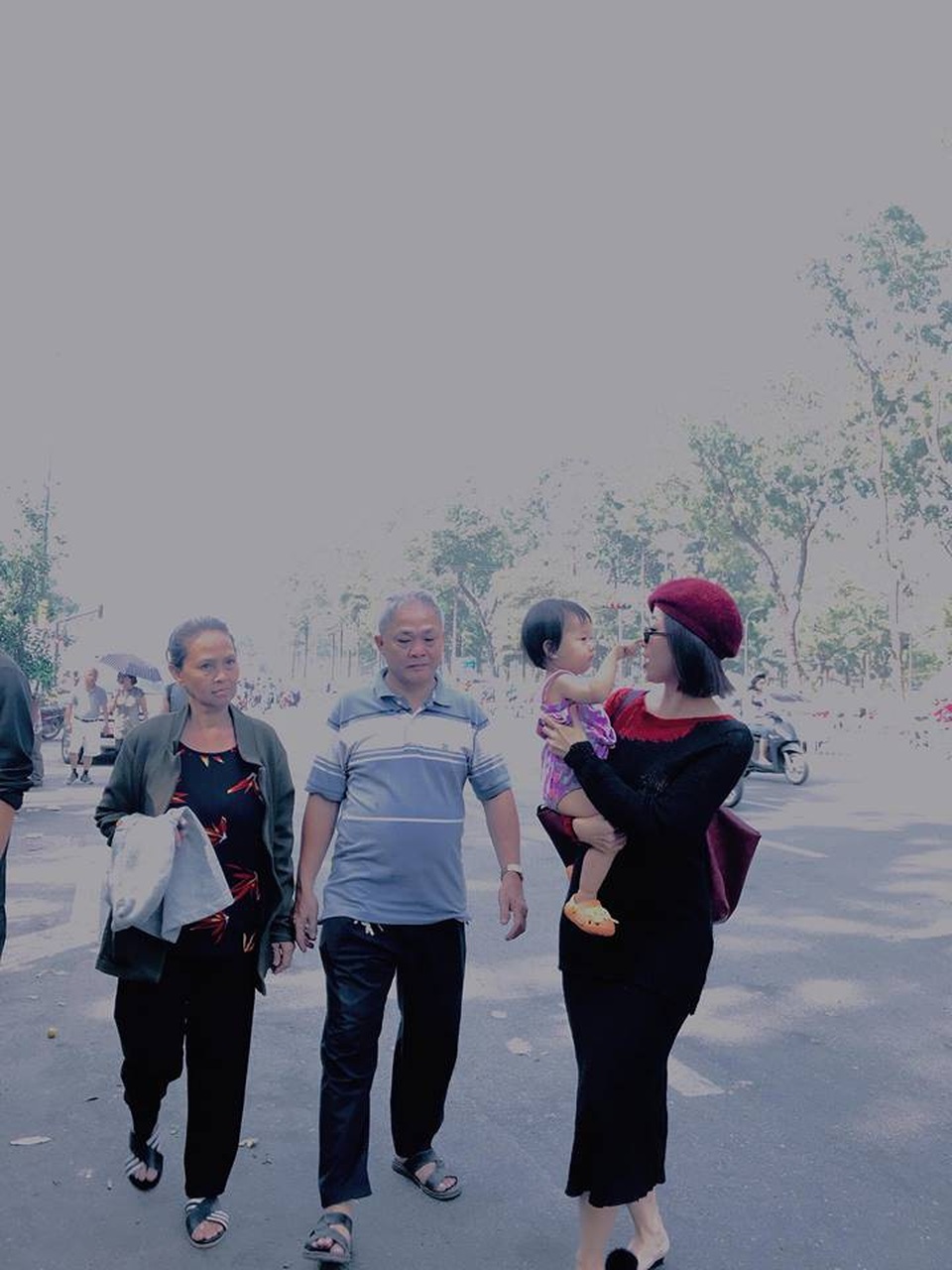 MC Liêu Hà Trinh cùng ba mẹ và cháu đi du xuân ngày cuối năm