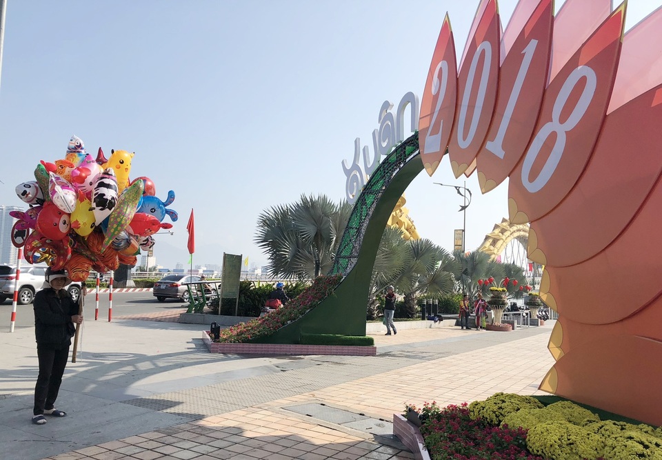 Người dân Đà Nẵng náo nức du xuân sớm - 2 Người dân Đà Nẵng náo nức du xuân sớm - 2