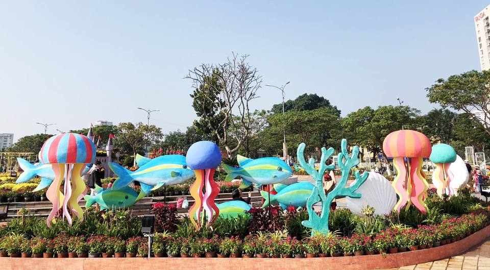 Người dân Đà Nẵng náo nức du xuân sớm - 3 Thiết kế tổng thể đường hoa Tết của Đà Nẵng năm nay được nhiều người chia sẻ cảm nhận đẹp hơn mọi năm