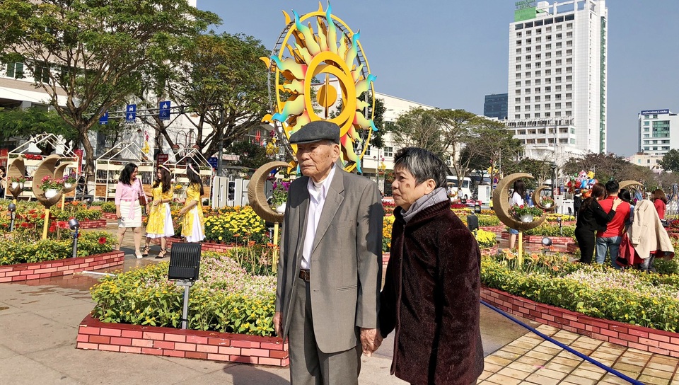 Người dân Đà Nẵng náo nức du xuân sớm - 8 Các cụ già cũng nắm tay nhau dạo ngắm hoa xuân