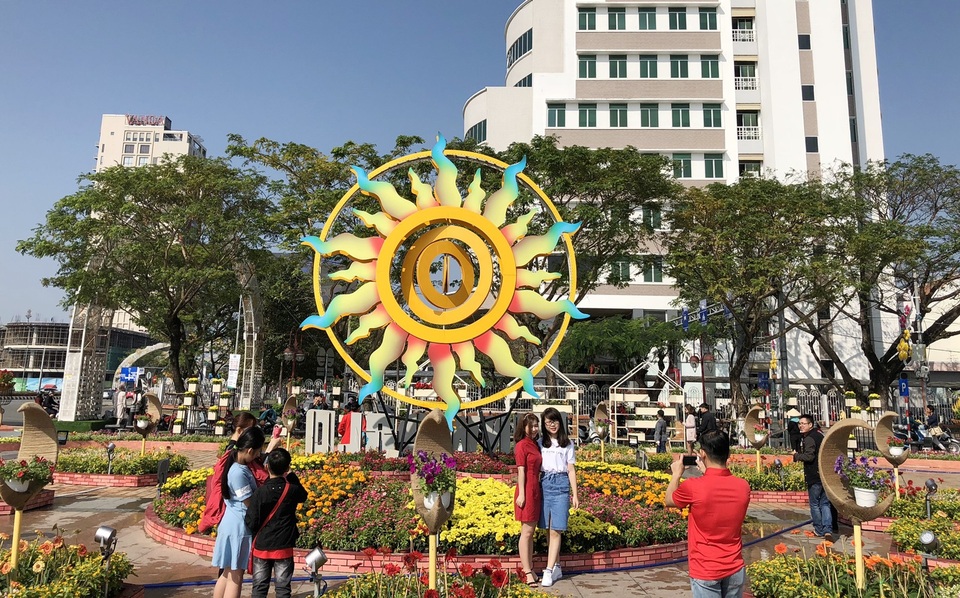 Người dân Đà Nẵng náo nức du xuân sớm - 1 Đường hoa Tết Bạch Đằng - Đà Nẵng sớm rộn ràng khách du xuân