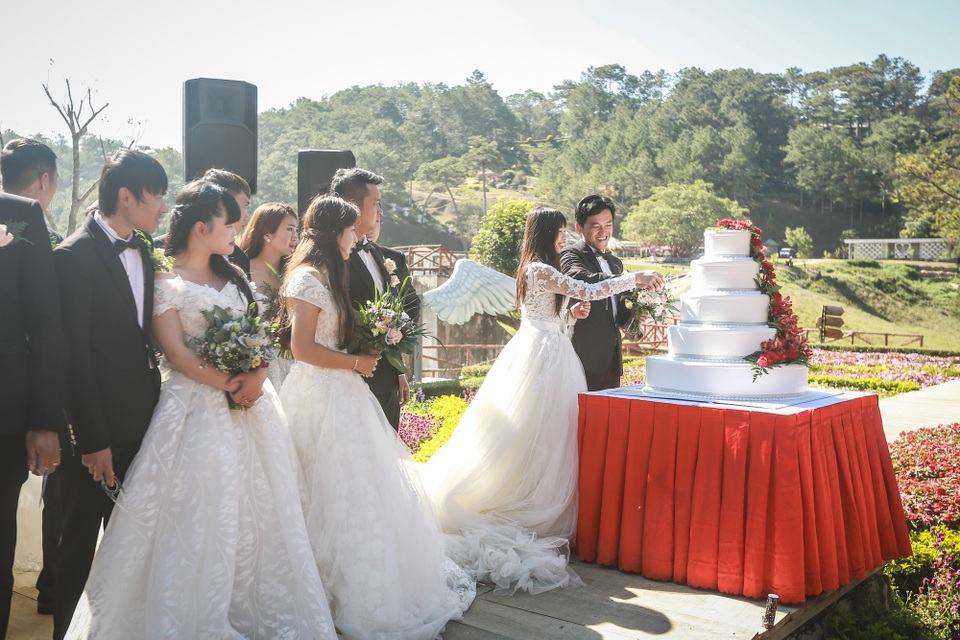 Ấn tượng với “lễ cưới tập thể” trong ngày tình nhân - 7 Nghi thức cắt bánh được diễn ra