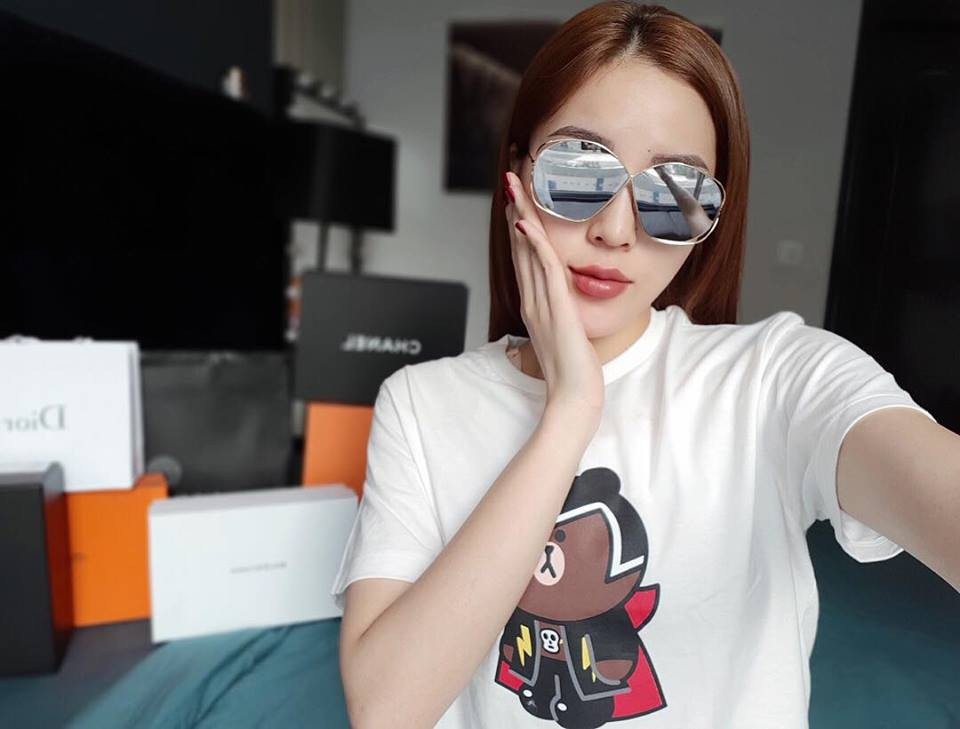 Hoa hậu Nguyễn Cao Kỳ Duyên đã trở về Hà Nội để đón Tết cùng gia đình của mình. Người đẹp chia sẻ: “Thế giới sau em là... Sài Gòn ấm áp và tấp nập. Tạm biệt Sài Gòn, Duyên về với Hà Nội đây. Những ngày cận Tết, Sài Gòn cũng bắt đầu se lạnh, Hà Nội thì lại càng lạnh. Đây cũng là lúc con người ta mong xích lại gần nhau”.