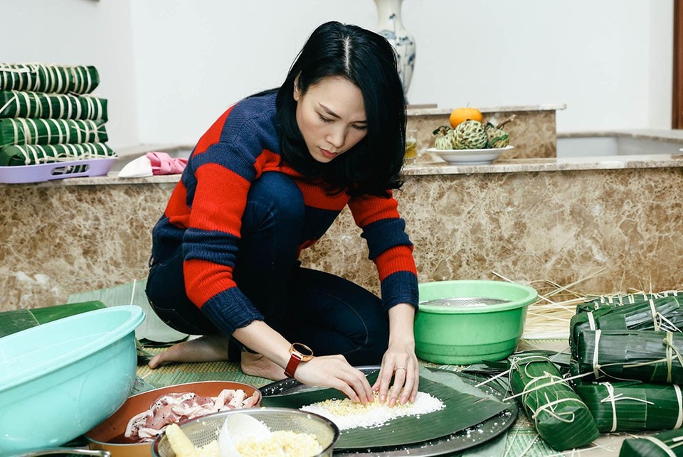 Mỹ Tâm tự tay gói bánh Tét, cô làm việc rất chuyên chú