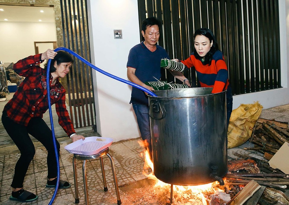 Sau khi hoàn thành công đoạn gói bánh cả nhà tiếp tục nấu bánh cả đêm, Mỹ Tâm không câu nệ làm tất cả mọi thứ cùng gia đình.