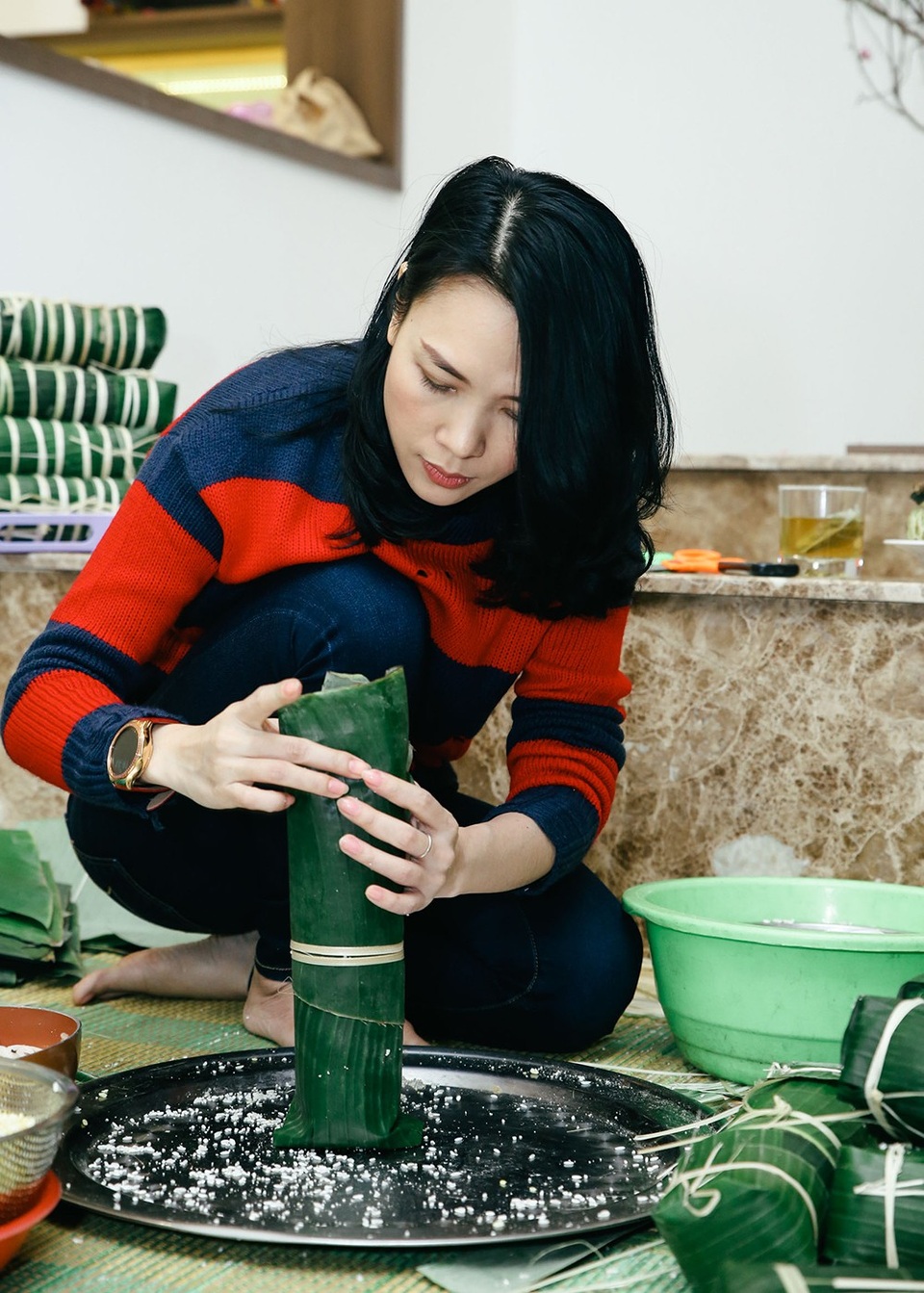 Nữ ca sĩ vô cùng khéo léo khi tay mình hoàn thành công đoạn gói bánh