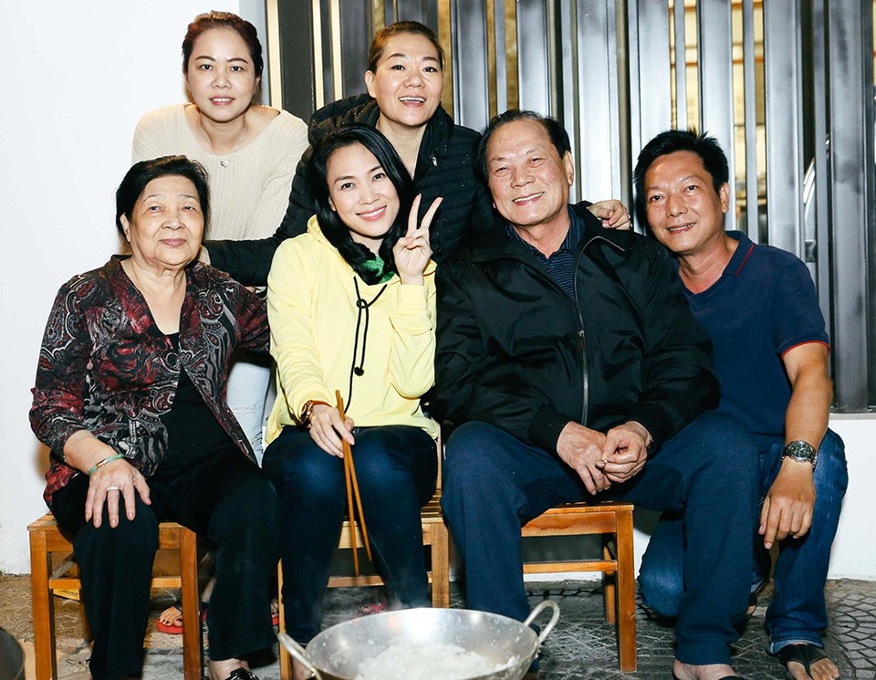 Những ngày cận Tết cũng là khoảng thời gian nữ ca sĩ cảm thấy thoải mái nhất để thực hiện những chuyến thiện nguyện giúp đỡ bà con nghèo cũng như nghỉ ngơi, đón Tết cùng gia đình và chuẩn bị năng lượng để tiếp tục một năm mới.