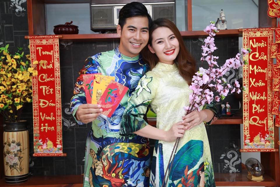 Diễn viên Ngọc Lan cũng chia sẻ hình ảnh hai vợ chồng hạnh phúc bên nhau ngày cuối năm cùng dòng trạng thái: “Tết tới rồi, bỏ qua đi những hằn học, những khó chịu của cái cũ mà hãy vui vẻ để đón nhận cái mới. Thoải mái tâm hồn bình tĩnh tâm can để lạc quan cuộc sống”.