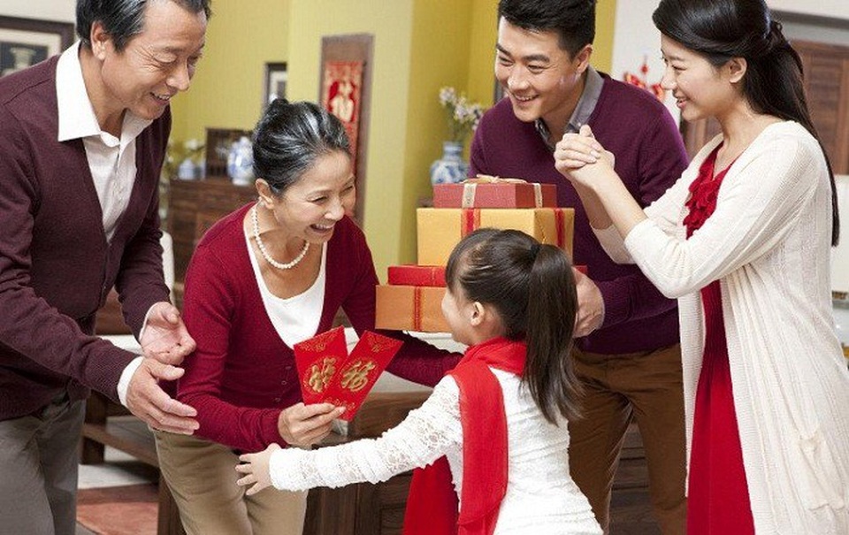Tết Mậu Tuất 2018, chọn tuổi nào xông nhà để mang lại may mắn cả năm? - 1 Tục xông nhà, xông đất đầu năm là phong tục có từ lâu đời của người Việt. Ảnh minh họa