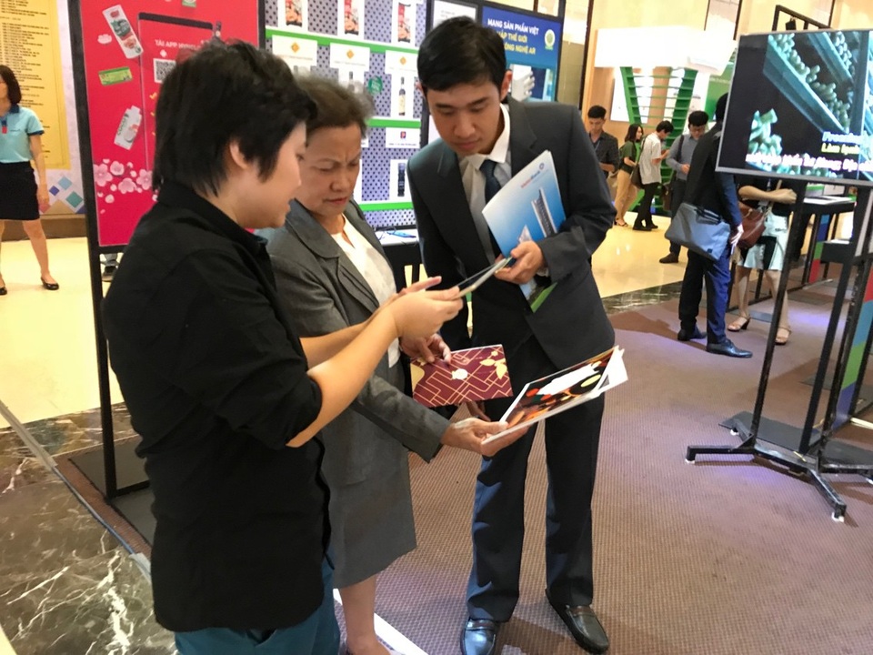 Ứng dụng công nghệ tương tác tại Lễ công bố Hàng Việt Nam chất lượng cao - 1 Sản phẩm của doanh nghiệp được trưng bày tại kiosk “ảo” tại Lễ công bố.