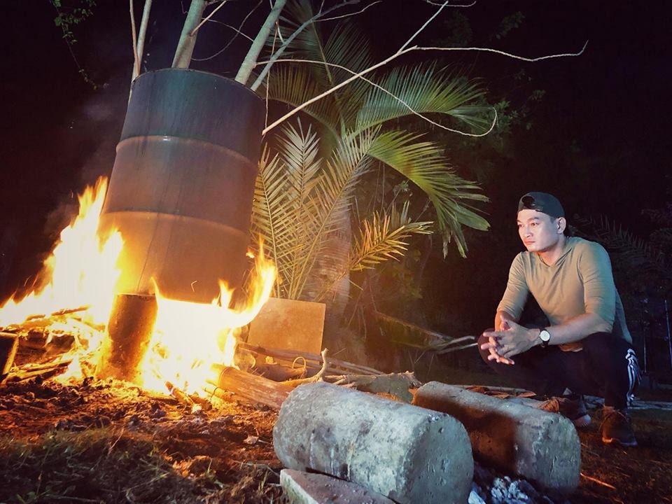 Diễn viên Trương Minh Quốc Thái là người luôn hướng cuộc sống về gia đình nên trong những ngày cuối năm nam diễn viên tự mình canh nồi bánh và không ngừng nhớ lại ngày Tết xưa.