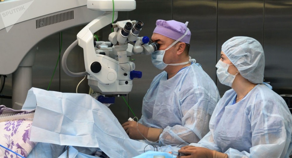 Bác sỹ lấy 14 con sán Thelazia từ trong mắt cô gái Mỹ - 1 Bác sỹ lấy 14 con sán Thelazia từ trong mắt cô gái Mỹ - 1