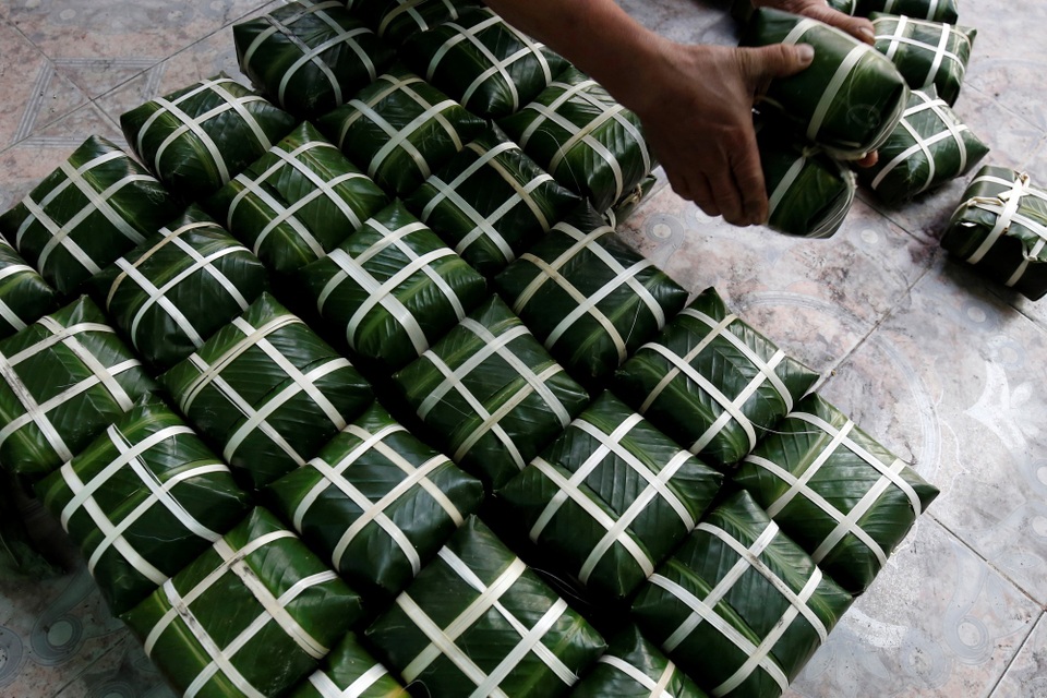 Rộn ràng không khí đón năm mới khắp nẻo đường châu Á - 3 Những chiếc bánh chưng truyền thống của Việt Nam được chuẩn bị tại làng Tranh Khúc, Hà Nội.