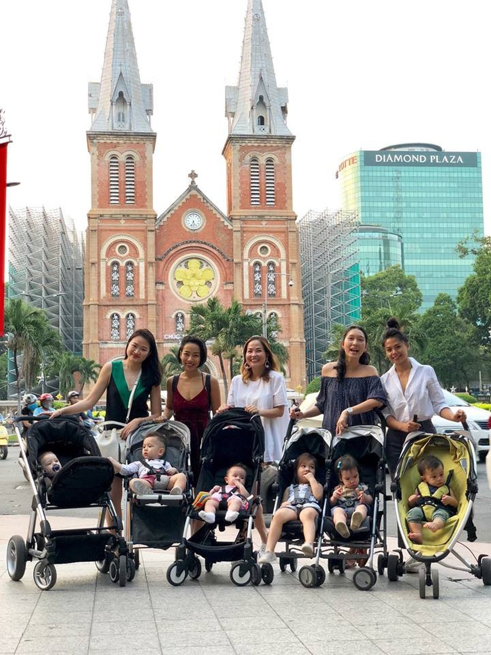 Ca sĩ Thảo Trang cùng các bà mẹ bỉm sữa tập hợp trong những ngày cuối năm cùng dạo phố và mua sắm