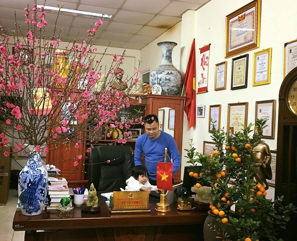 Nghệ sĩ Tự Long tự tay chuẩn bị Tết cùng gia đình, không gian tràn ngập không khí ngày Tết đầy hạnh phúc bên con gái.