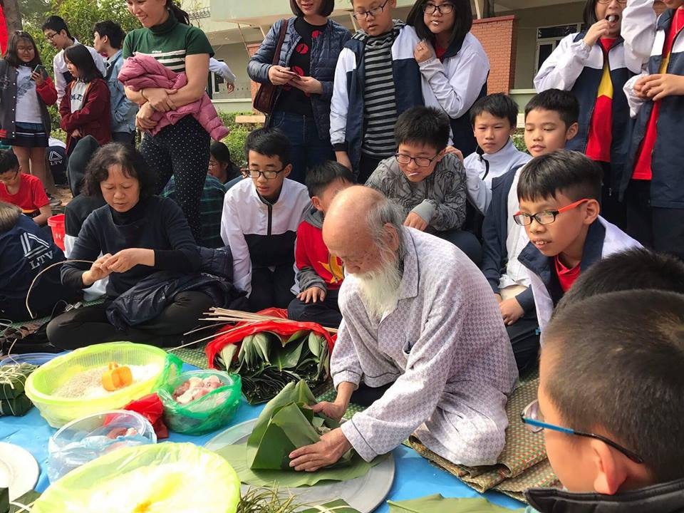 Tâm sự của con gái cố nhà giáo Văn Như Cương - 2 Cố nhà giáo Văn Như Cương gói bánh chưng cùng học sinh.