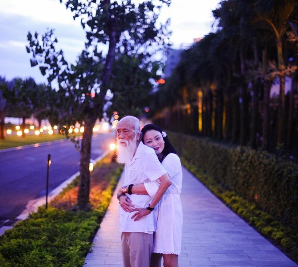 Tâm sự của con gái cố nhà giáo Văn Như Cương - 1 Khoảnh khắc con gái Văn Thùy Dương và cố nhà giáo Văn Như Cương