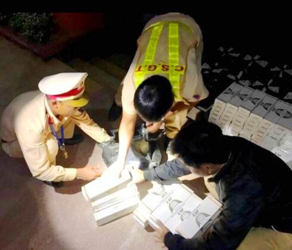 Ô tô 7 chỗ sơn đen kín mít chở đầy thuốc lá nhập lậu - 1 Ô tô 7 chỗ sơn đen kín mít chở đầy thuốc lá nhập lậu - 1