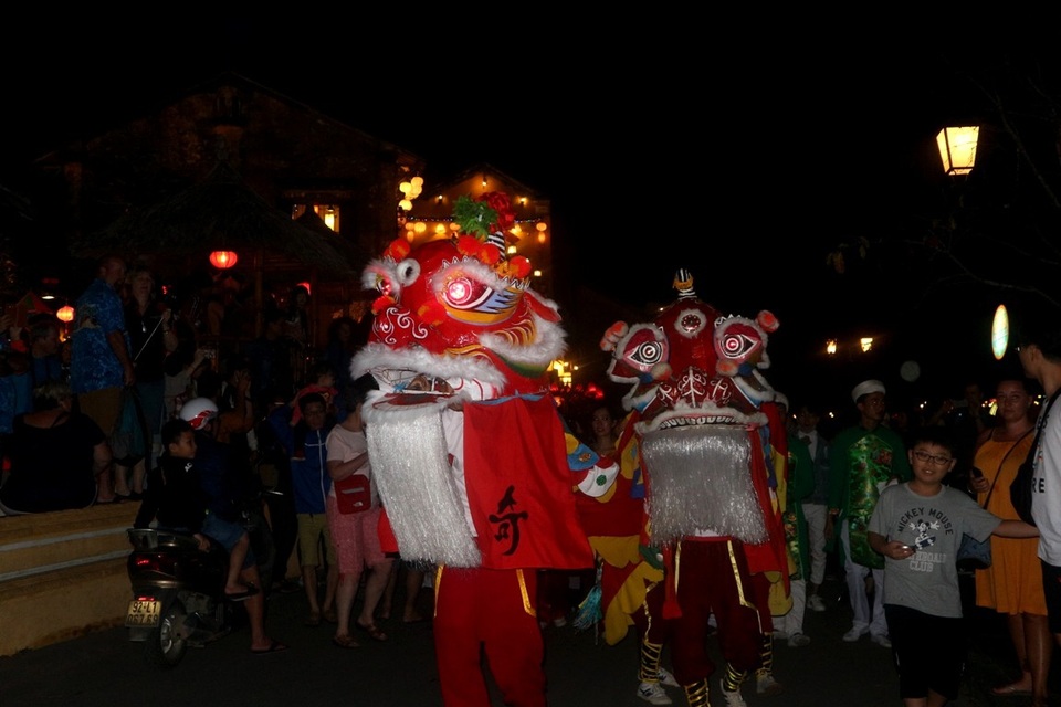 Đoàn rước sắc bùa đi qua các tuyến phố của phố cổ cầu mong may mắn, niềm vui cho mọi người