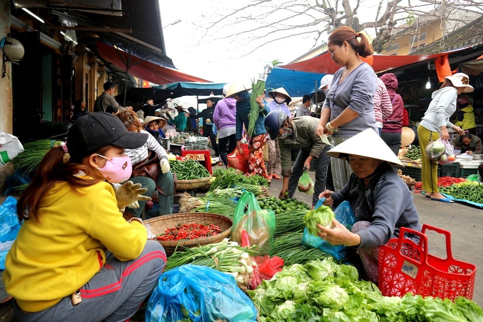 Tất bật phiên chợ ngày cuối năm - 10 Giá các loại rau tươi cũng tăng giá so với ngày thường