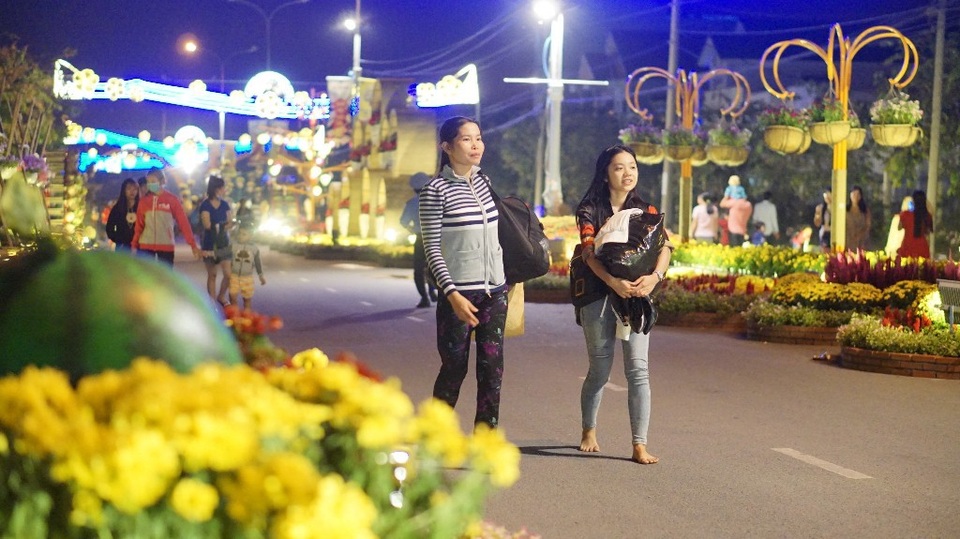 Đường hoa cho công nhân ở Nhà Bè vui Xuân - 10 Hối hả dạo đường hoa trước khi lên xe về quê