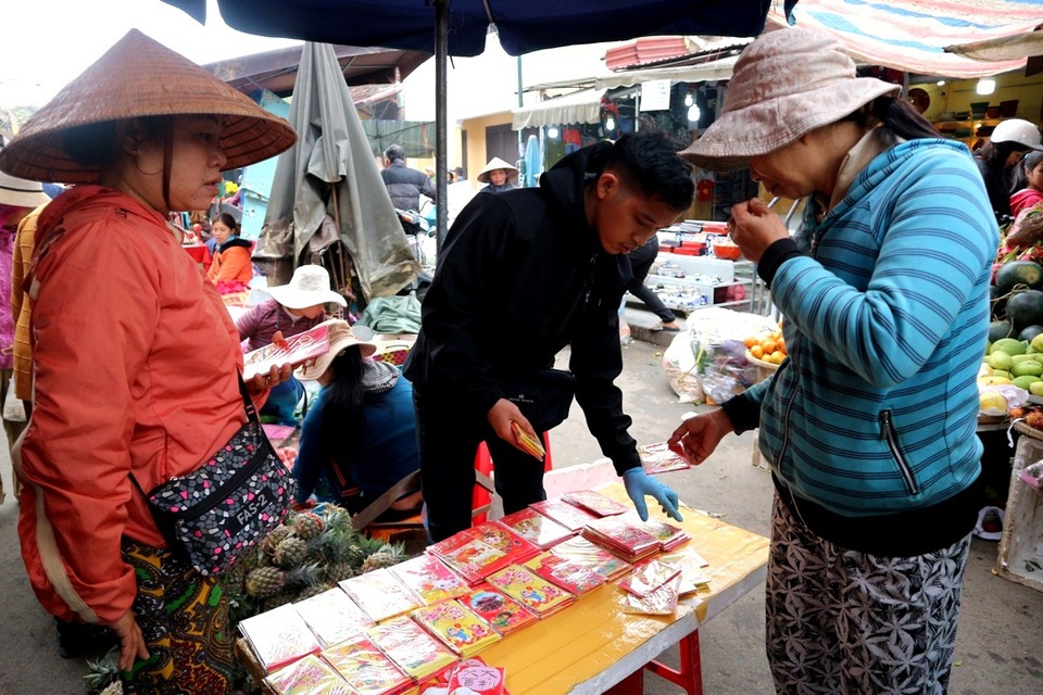 Tất bật phiên chợ ngày cuối năm - 12 Bao lì xì được nhiều người quan tâm để mang về mừng tuổi dịp năm mới