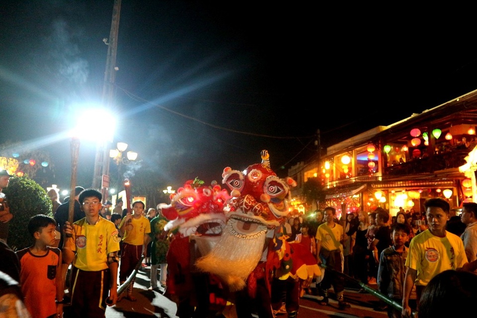 Đoàn rước đi đến đâu người dân và du khách sẽ rộn ràng đi theo sau