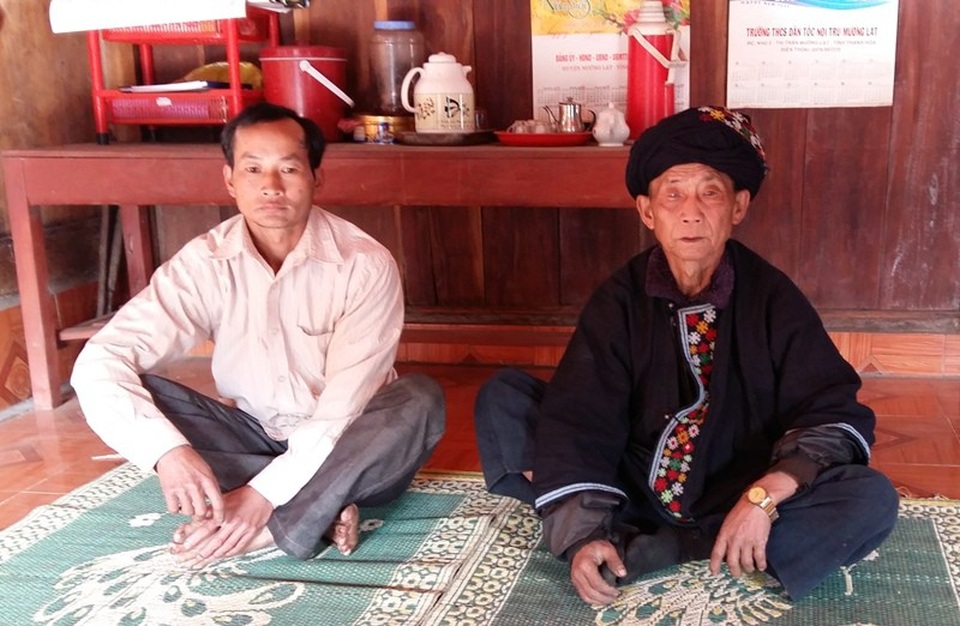 Ông Xiết và người con trai thứ Phan Văn San trong ngôi nhà của mình