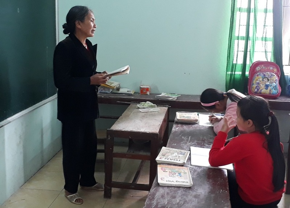 Bà giáo U80 của học sinh nghèo vùng biển - 5 Năm nay đã ngoài 70 tuổi, nhưng cô Thông vẫn nhiệt tình đứng lớp dạy chữ cho học sinh nghèo