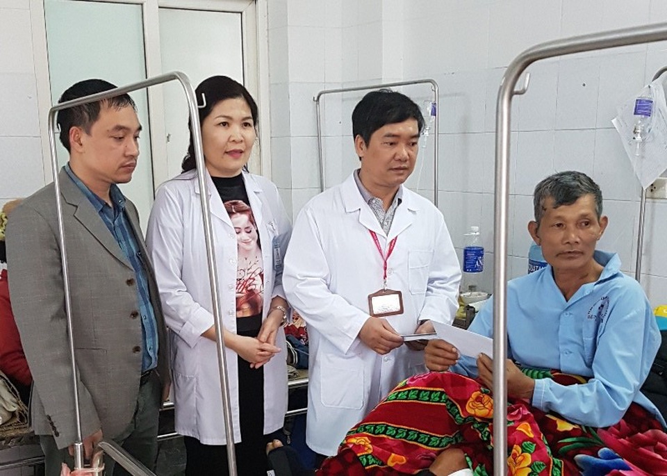 Những người ăn Tết ở bệnh viện - 2 Các y bác sỹ thăm hỏi, động viên và trao quà tới bệnh nhân điều trị nội trú