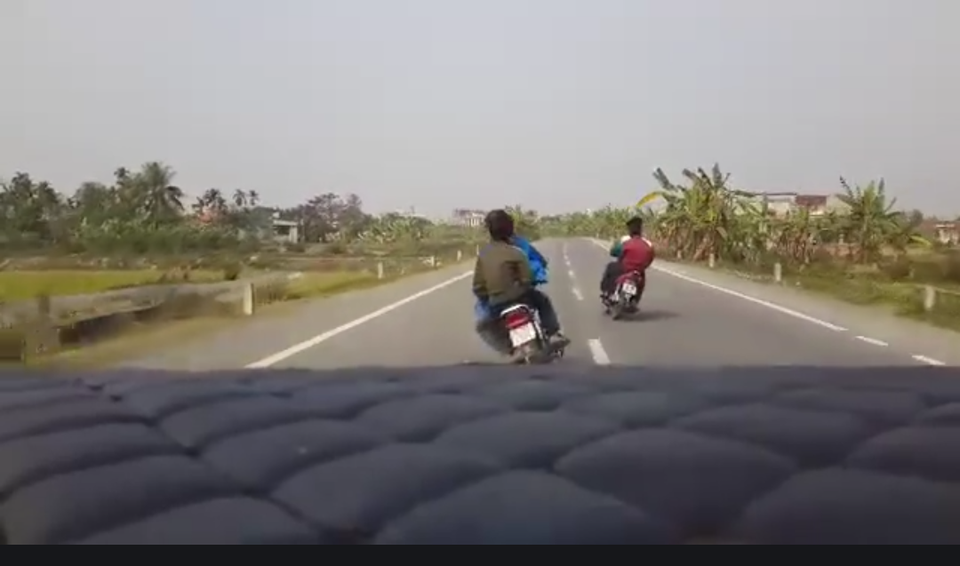 Truy tìm nhóm thanh niên "đánh võng", "làm xiếc" trước đầu ôtô - 1 Nhóm thanh niên đi xe máy lạng lách, đánh võng trên đường quê khiến người dân bức xúc (ảnh cắt từ clip FB Vũ Thành)