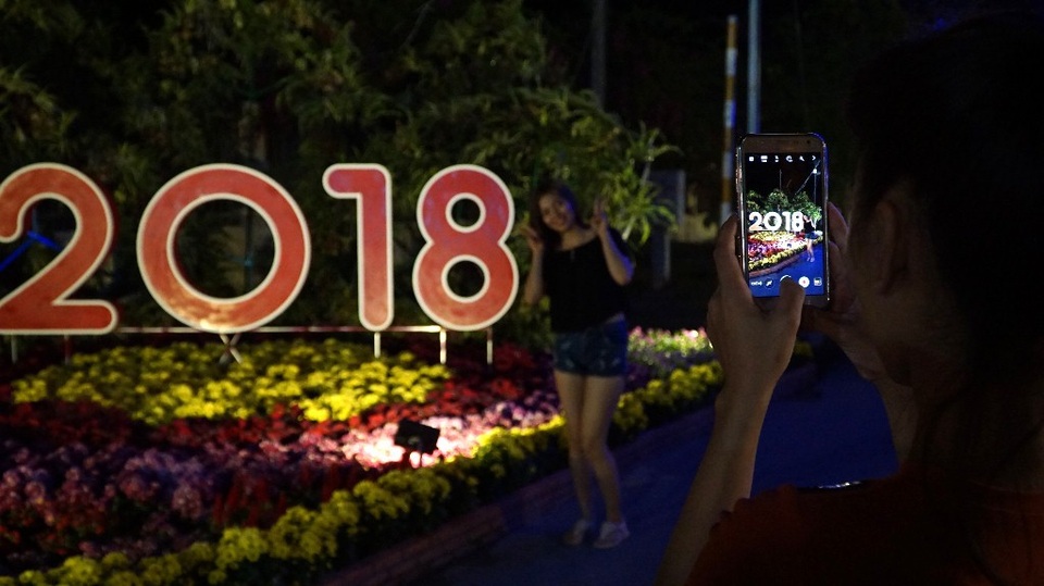 Đường hoa cho công nhân ở Nhà Bè vui Xuân - 3 Tạo dáng chào xuân