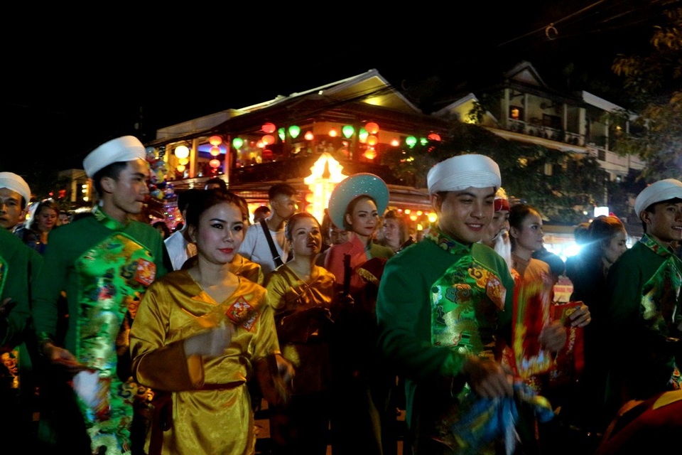  Mọi người vừa đi vừa ca hát, chúc mừng năm mới bình an-thịnh vượng đến tất cả người dân và du khách trong năm Mậu Tuất 2018