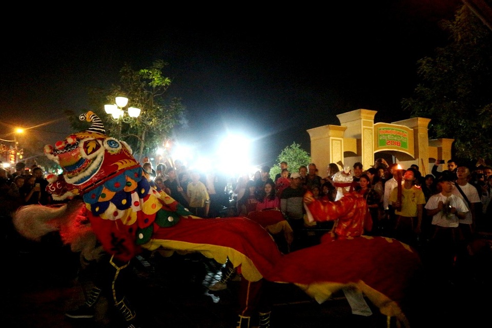 Đến những đoạn ngã rẽ đoàn sẽ dừng lại biểu diễn múa lân cùng dâng rượu chúc mừng mọi người