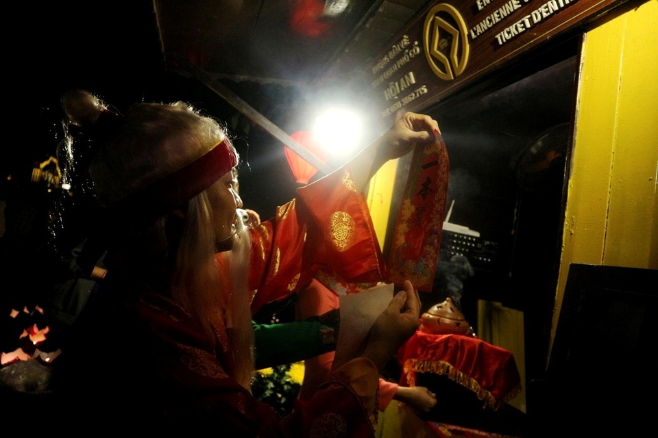 Du khách hào hứng với đoàn rước sắc bùa chúc xuân - 5