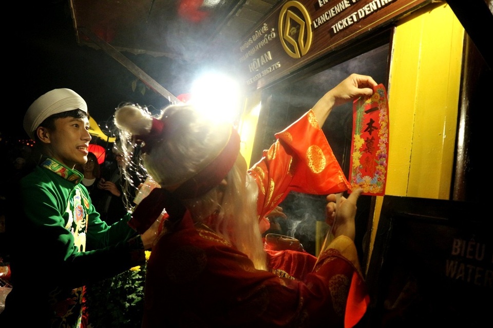 Dán bùa cầu mong may mắn, bình an và phát đạt