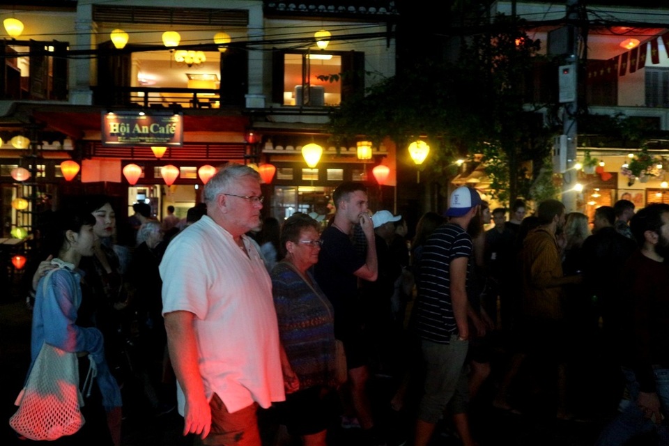 Đi theo đoàn rước không chỉ có người dân Hội An mà còn có du khách nức ngoài. Tiếng trống rộn rã đi tới đâu sẽ có rất đông người dân và du khách đón theo dõi