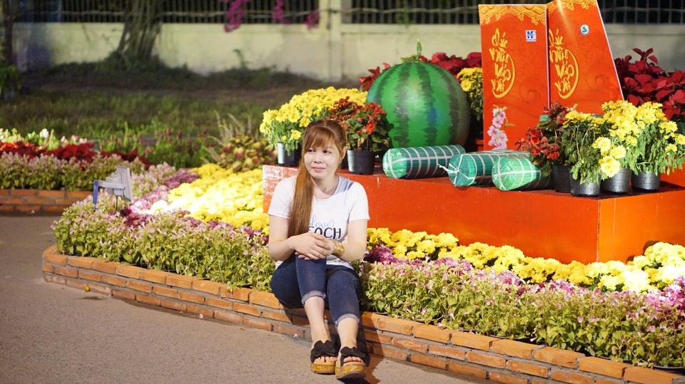 Đường hoa cho công nhân ở Nhà Bè vui Xuân - 8 Tạo dáng bên câu đối, bánh tét, dưa hấu