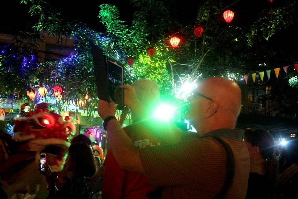 Du khách hào hứng với đoàn rước sắc bùa chúc xuân - 8