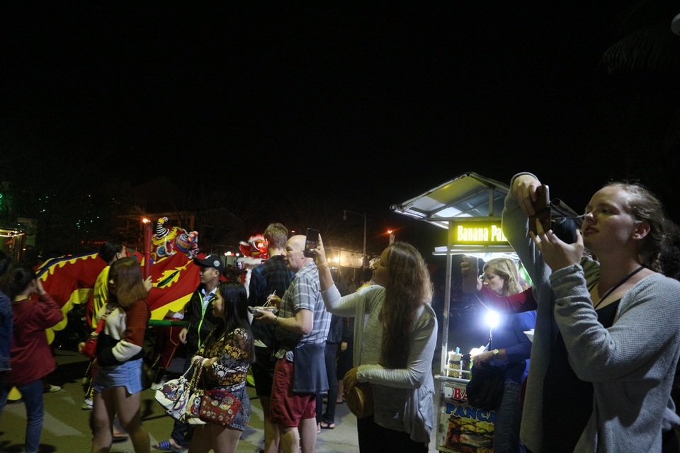 Du khách nước ngoài rất hào hứng với màn biểu diễn rước sắc bùa trong năm mới của người dân Hội An. Bạn Andy (du khách Anh) chia sẻ: “Tôi rất hào hứng và bất ngờ với phong tục độc đáo này của người dân Hội An. Một kỷ niệm thật khó quên tại đây, Tết cổ truyền của các bạn thật đặc sắc và tuyệt vời”