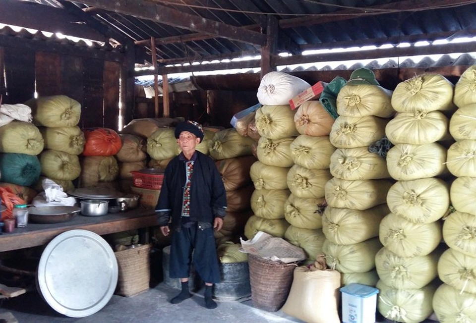 Ông Xiết giúp gia đình làm các công việc thường ngày