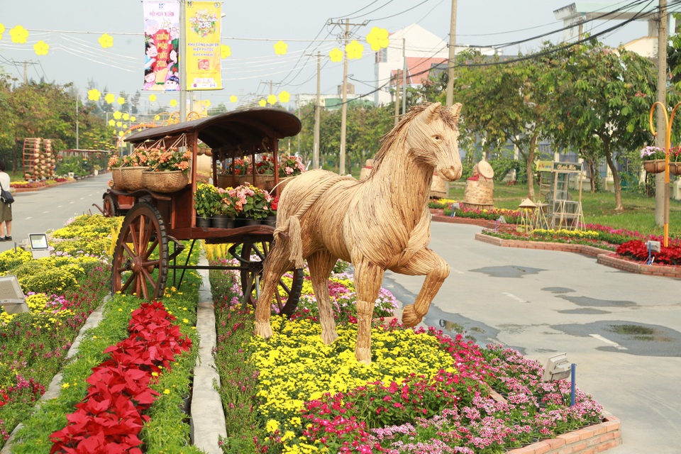 Điểm bắn pháo hoa đêm giao thừa không thể bỏ qua ở TPHCM - 2 Hoa Xuân Khu công nghiệp Hiệp Phước, huyện Nhà Bè là một điểm du xuân mới của công nhân và người dân ngoại thành ở TPHCM
