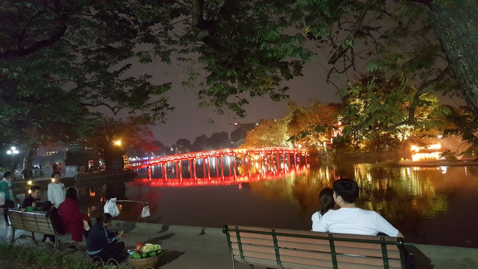 Pháo hoa bừng sáng, người dân cả nước nao nức mừng năm mới - 18 Cầu Thê Húc - Đền Ngọc Sơn lung linh huyền ảo