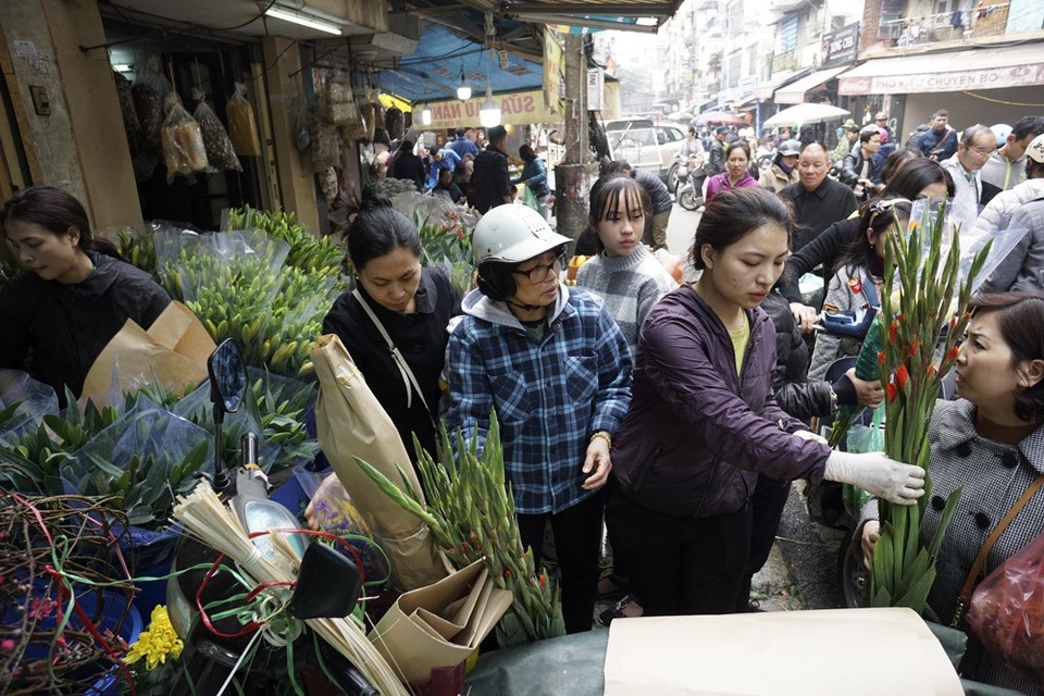 Phiên cuối năm tại "chợ nức tiếng" giữa lòng phố cổ Hà Nội - 8
Một cửa hàng bán hoa tươi tại chợ Hàng Bè nườm nượp khách.